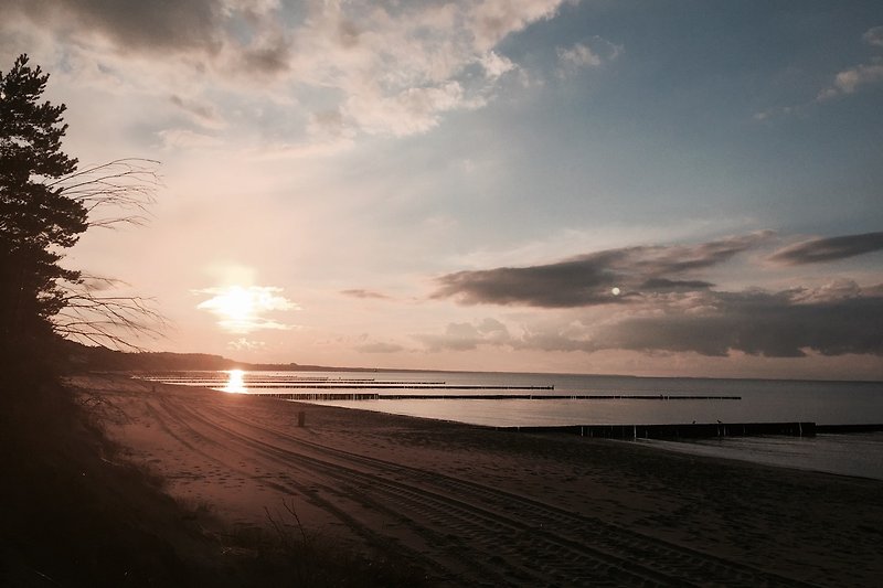Ein ruhiger Strand mit einem atemberaubenden Sonnenuntergang.