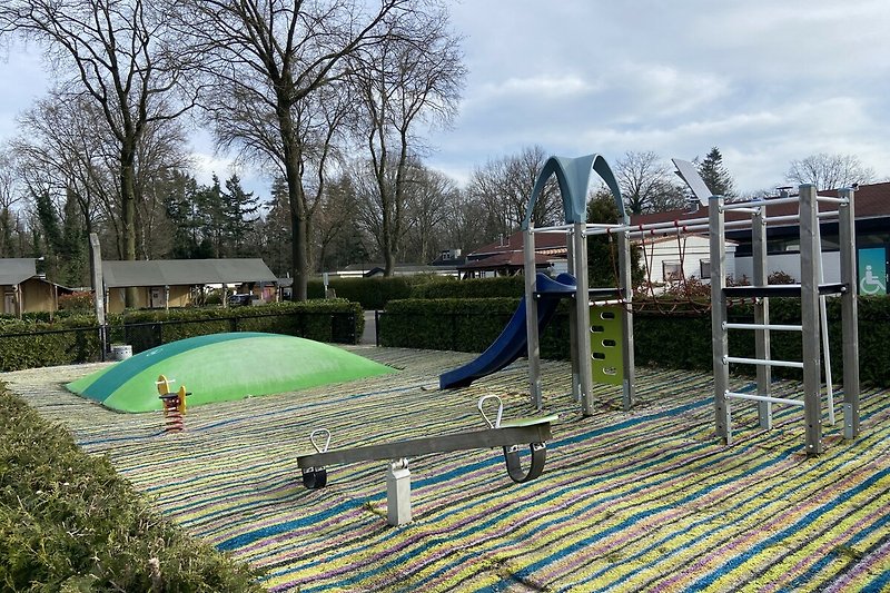 Schöner Garten mit Spielplatz und grüner Landschaft.