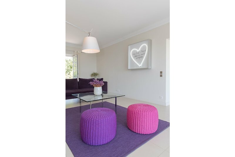 Gemütliches Wohnzimmer mit lila Dekoration von Paola Lenti im Yachtstyle