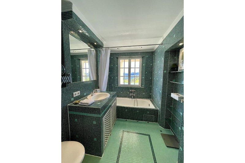 Schönes Badezimmer mit Meerblick und hochwertigen Mosaik