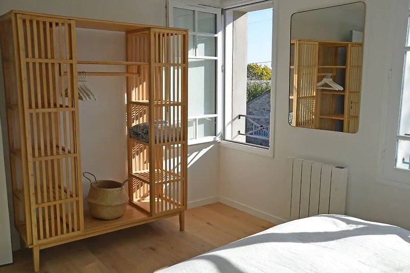 Intérieur confortable avec mobilier en bois et fenêtre.