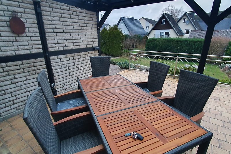 Schöne Holzmöbel und Outdoor-Möbel auf einer Terrasse.