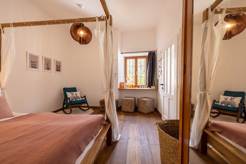 Gemütliches 2. Schlafzimmer mit stilvollem Holzinterieur und bequemem Doppelbett.