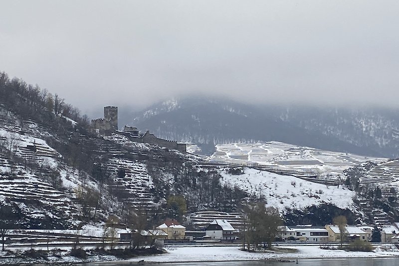 Schneebedeckte Berge, klare Luft und malerische Landschaft. Wachau im Winter