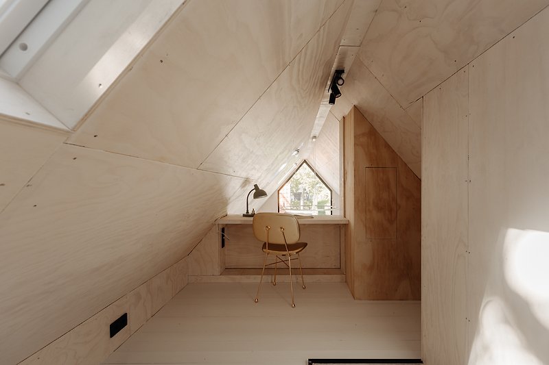 Een ruime hal met houten balken en een prachtig plafond.