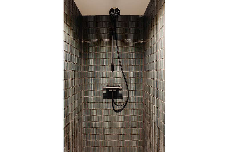 Een moderne badkamer met een stijlvolle douche en kraan.