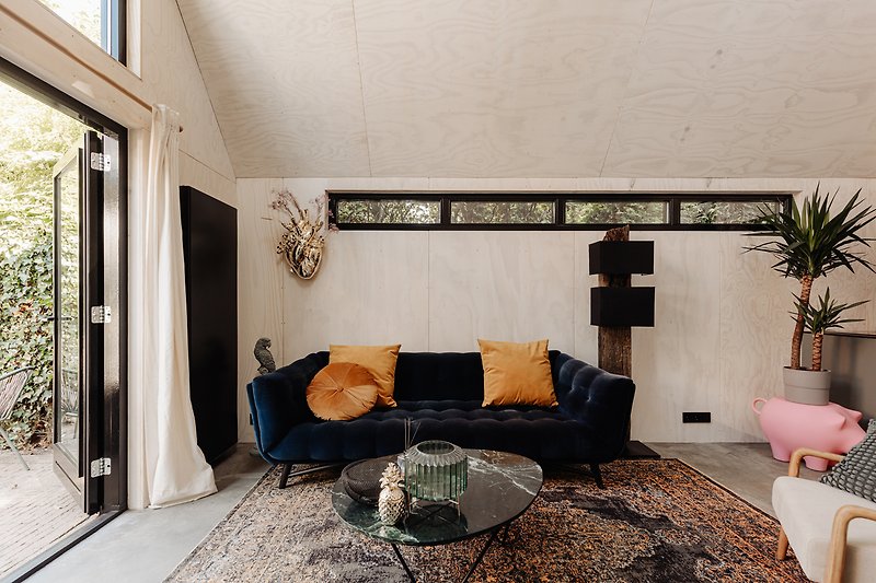Een gezellige woonkamer met comfortabel meubilair en een houten vloer.