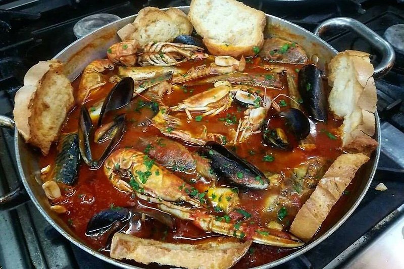 berühmtes Fischgericht aus den Marken namens Brodetto dell'Adriatico
