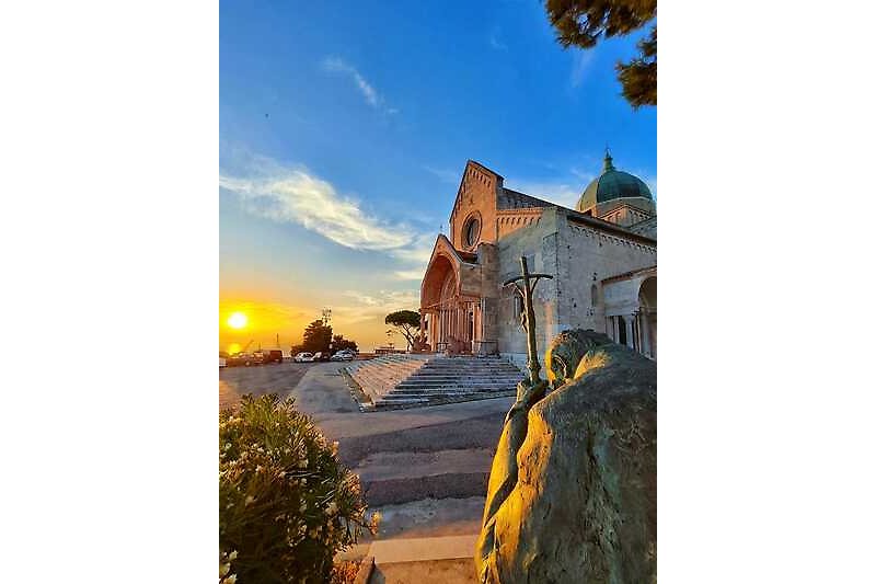 Ancona. Splendido tramonto sul Duomo di San Ciriaco