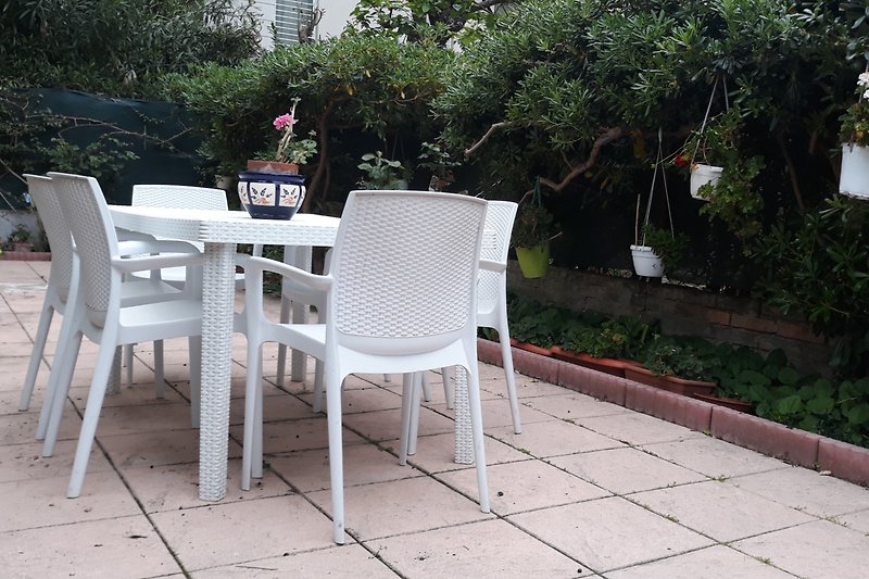 Privater Garten 50 mq, möbliert mit Tisch und Stühlen