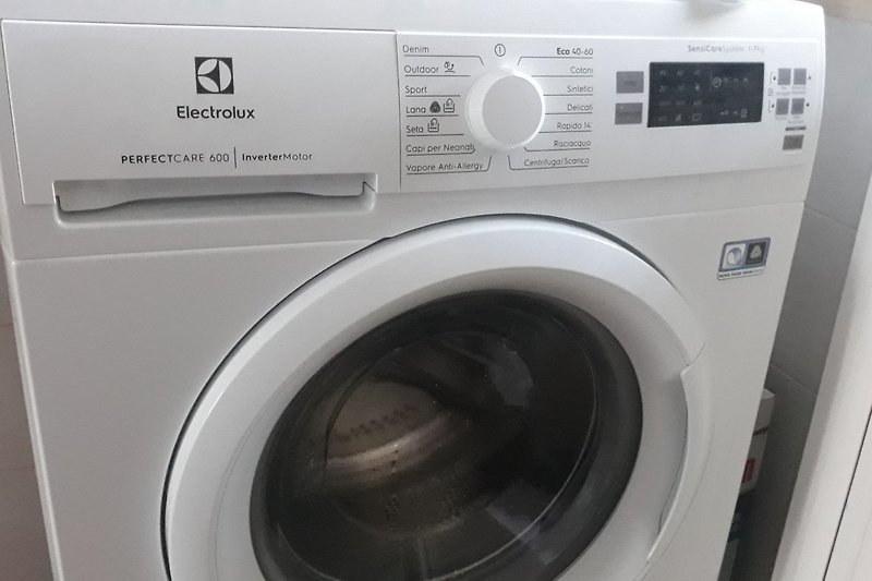 Hochwertige Waschmaschine im Badezimmer