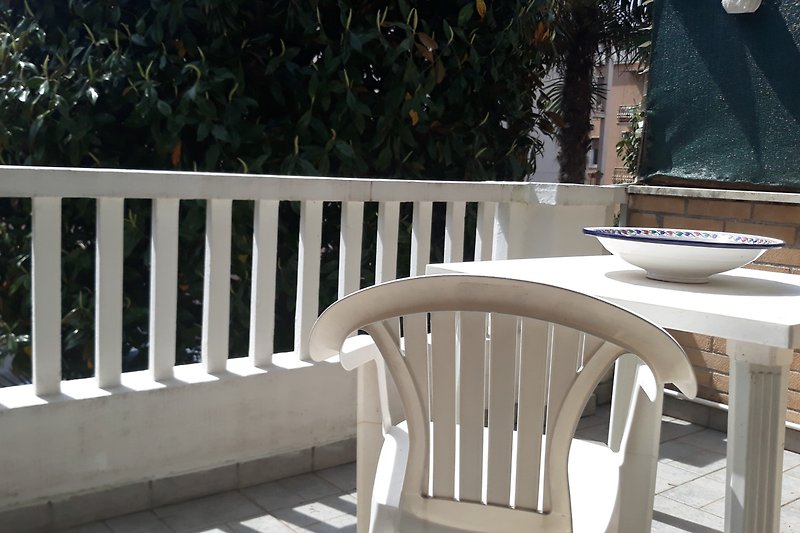 Terrasse mit Tisch und Stühlen mit Blick auf den Garten