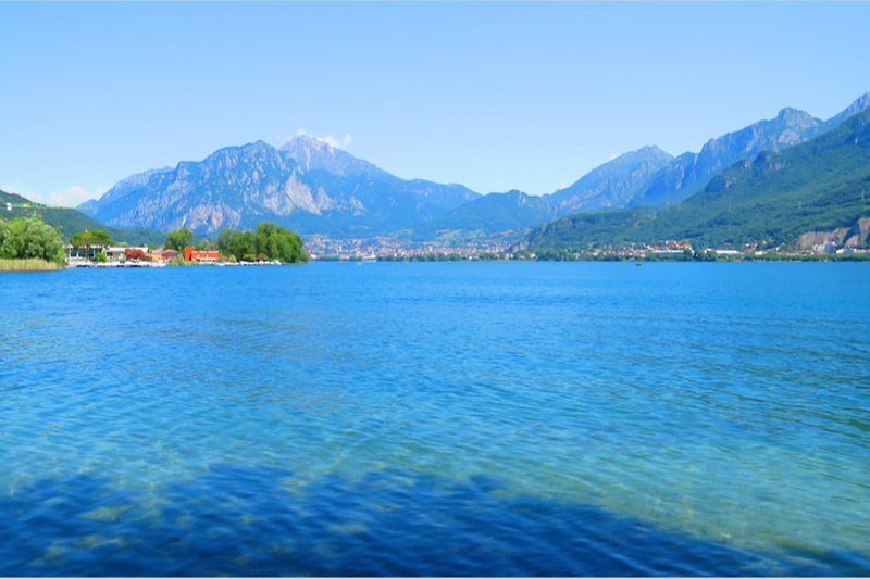 Garlate See Schöne Landschaft mit Bergen, See und blauem Himmel. Perfekt zum Entspannen und Genießen der Natur.