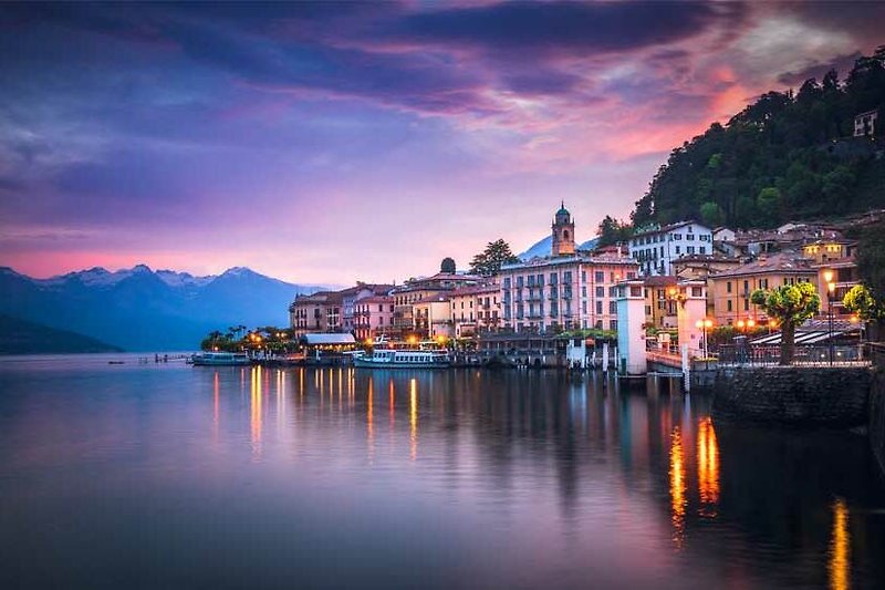 Bellagio Schöne Landschaft mit Bergen, See und Sonnenuntergang. Perfekt zum Entspannen und Genießen der Natur.