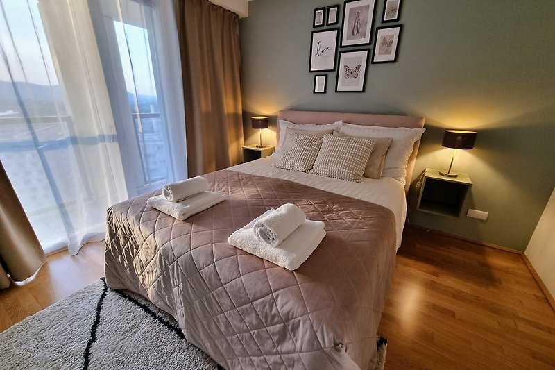 Gemütliches Schlafzimmer mit komfortablem Bett