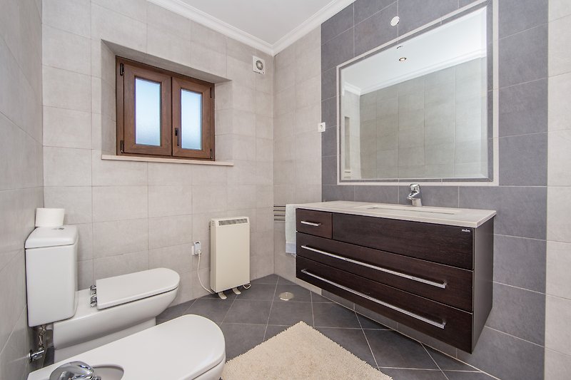 Schönes Badezimmer mit stilvoller Einrichtung und Holzmöbeln.