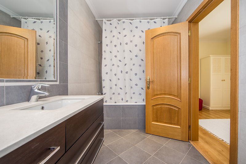 Schönes Badezimmer mit stilvoller Einrichtung und Spiegel.
