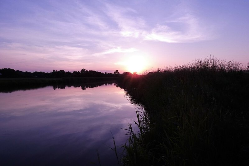 Verbringen Sie Ihren Urlaub inmitten einer atemberaubenden Naturlandschaft mit malerischem Sonnenuntergang.
