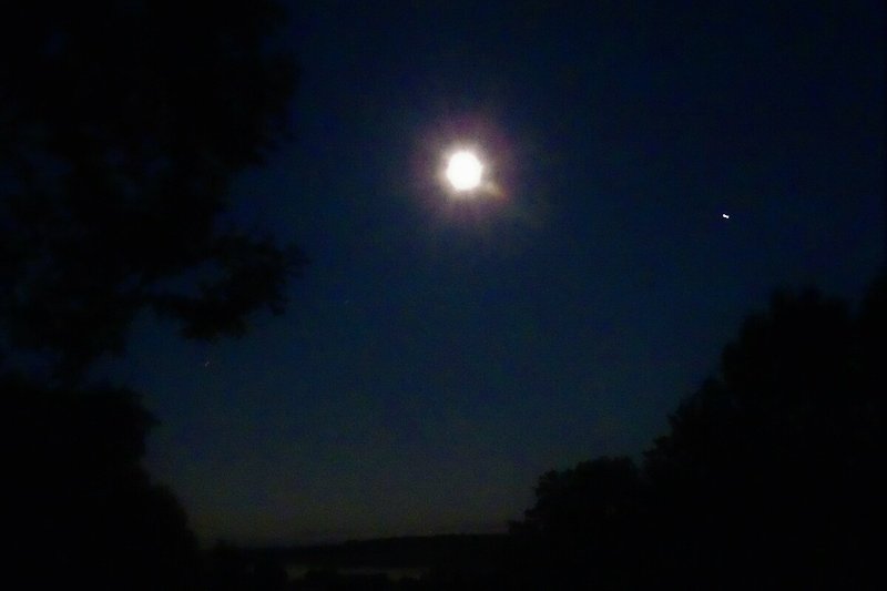 Verbringen Sie eine ruhige Nacht unter dem klaren Nachthimmel mit Blick auf den Mond.