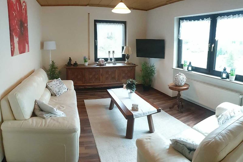 Comfortabele woonkamer met stijlvolle meubels en sfeervolle verlichting.