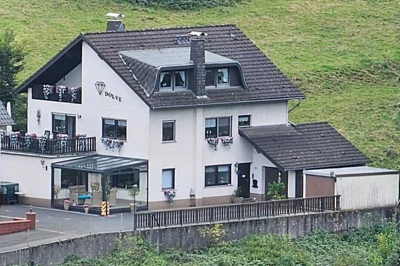 Einladende Villa mit Balkon und Veranda im ruhigen Dorf.