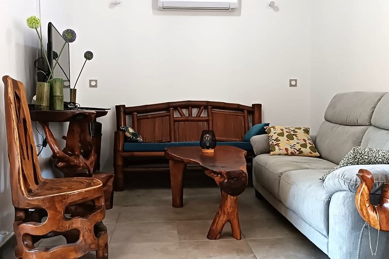 Gemütliches Wohnzimmer mit Holzmöbeln und stilvollem Design.