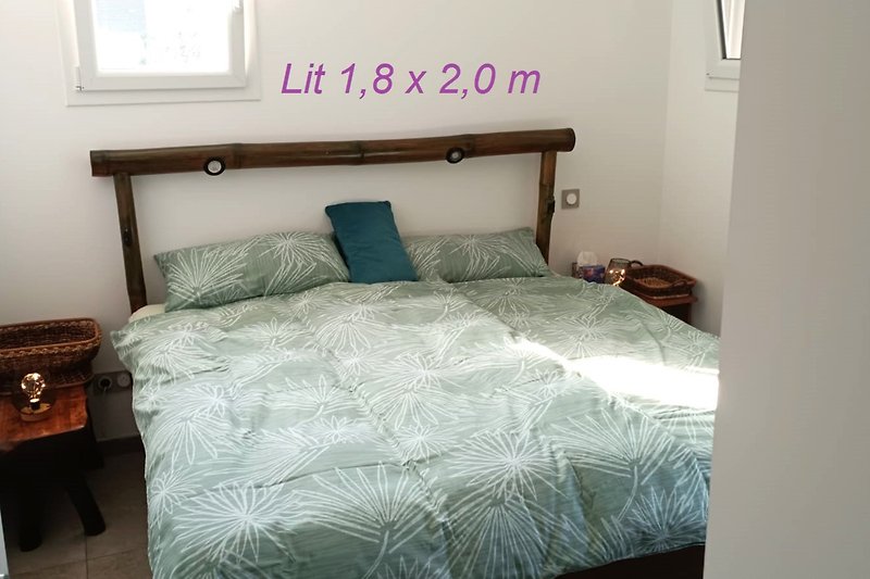 Gemütliches Schlafzimmer mit bequemem Bett, Holzmöbeln und stilvoller Bettwäsche.