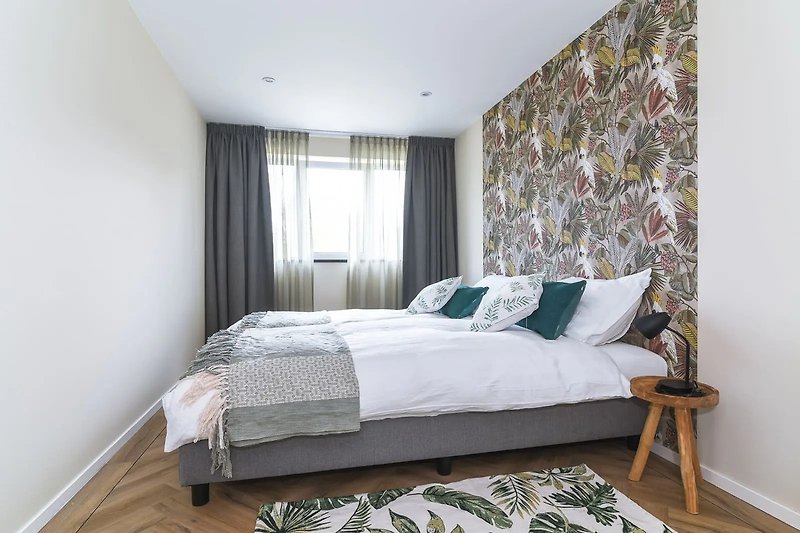 Gemütliches Schlafzimmer mit stilvollem Holzbett und bequemer Bettwäsche.