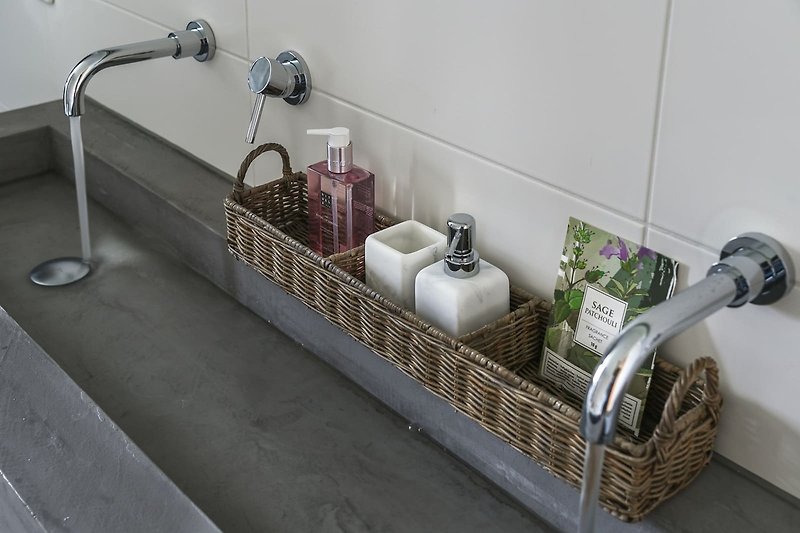 Schönes Badezimmer mit modernem Waschbecken und stilvoller Armatur.