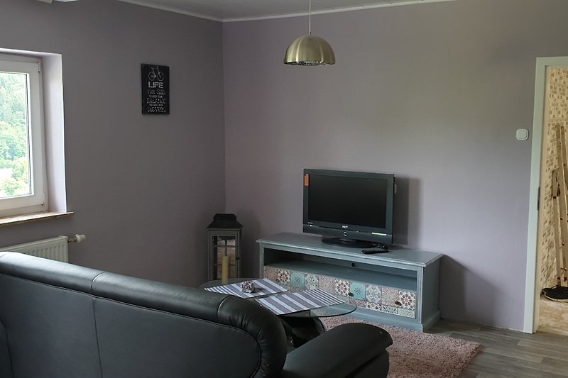 Gemütliches Wohnzimmer mit Fernseher