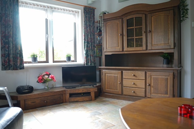 Een comfortabele woonkamer met houten meubels