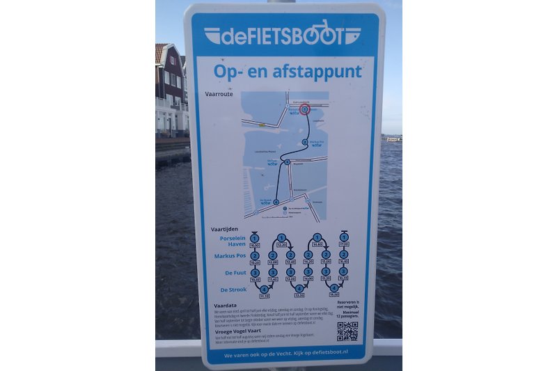 Neem een keer de fietsboot voor een vaartocht naar de overkant van de prachtige Loosdrechtse plassen.