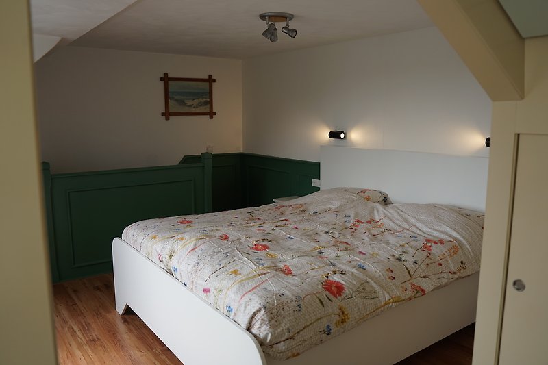 Comfortabele slaapkamer met houten meubels en sfeervolle verlichting!