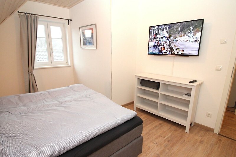 Im ersten Schlafzimmer ist ein Smart-TV für gemütliches Netflixen im Bett :)