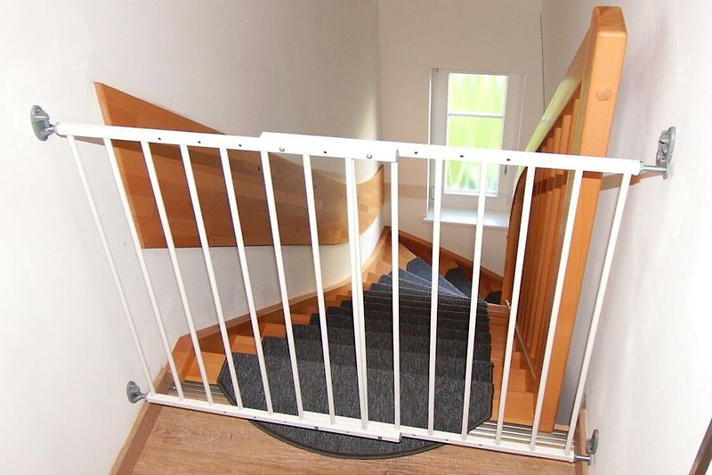 Kinderausstattung: Die Treppe kann oben mit einem Gitter gesichert werden