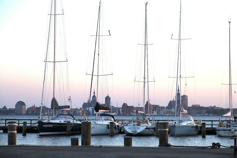 Der Hafen von Altefähr mit Blick auf Stralsund