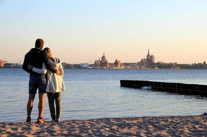 Romantischer Urlaub am Meer im Seebad Altefähr mit tollem Blick aus Stralsund im Sonnenuntergang