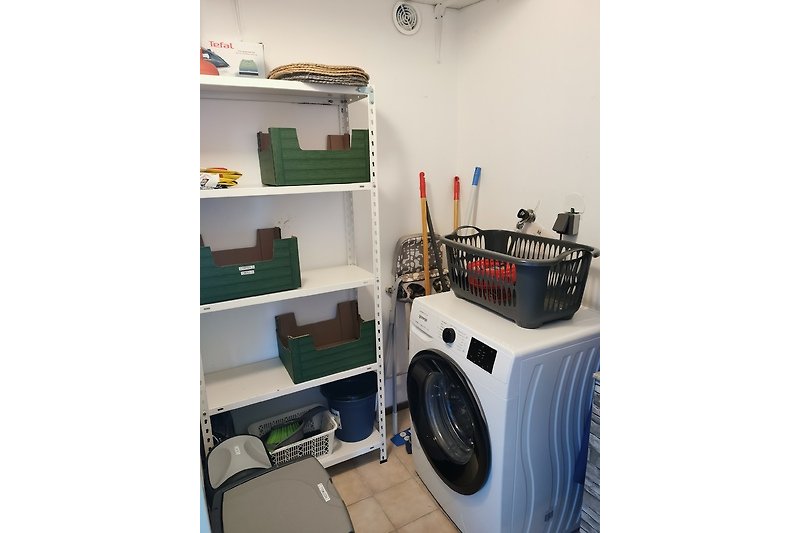 Abstellkammer mit neuer Waschmaschine