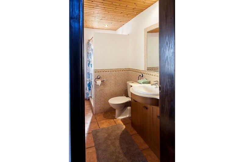 Una stanza da bagno con un lavandino viola e un mobiletto.