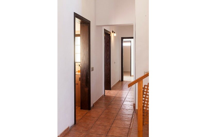 Una porta di legno con una finitura in legno e una parete in una hall.