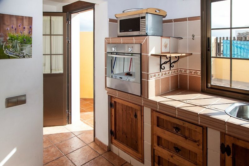 Una cucina in legno con mobili e un piano di lavoro.