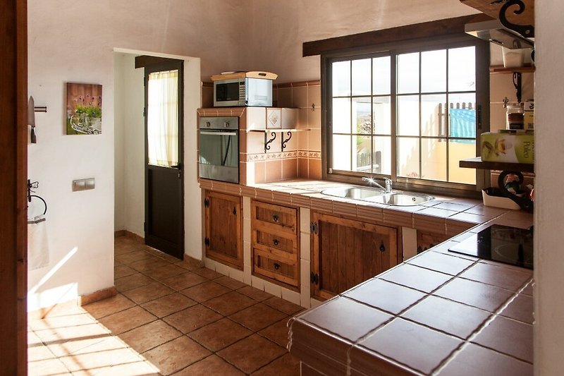 Una cucina in legno con mobili e un lavello elegante.