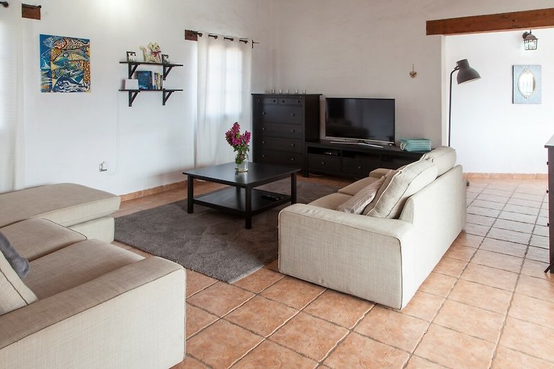 Un salotto accogliente con comodi mobili e un pavimento in legno.