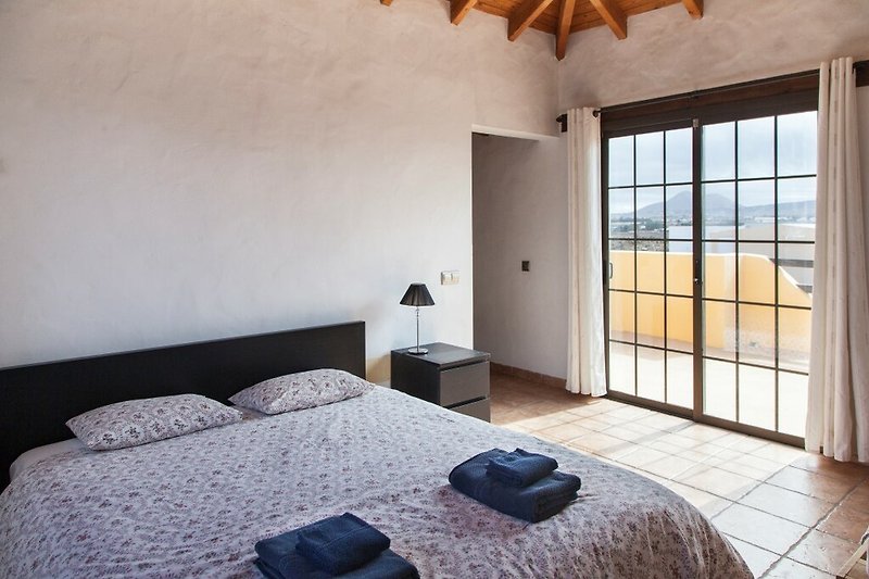 Una camera da letto con un comodo letto in legno e una parete in legno.