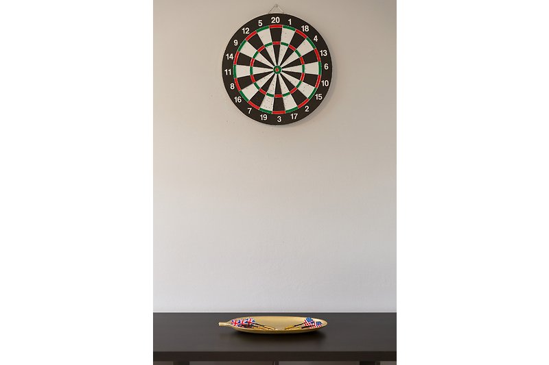 Dartboard, darts, wheel - enjoy precision sports and games in this stylish room.