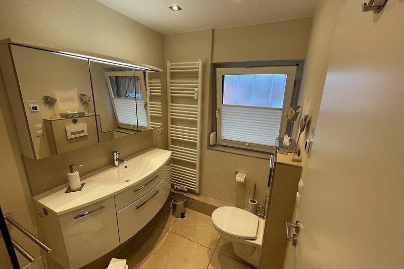 Ein stilvolles Badezimmer mit modernen Armaturen und einer eleganten Dusche.