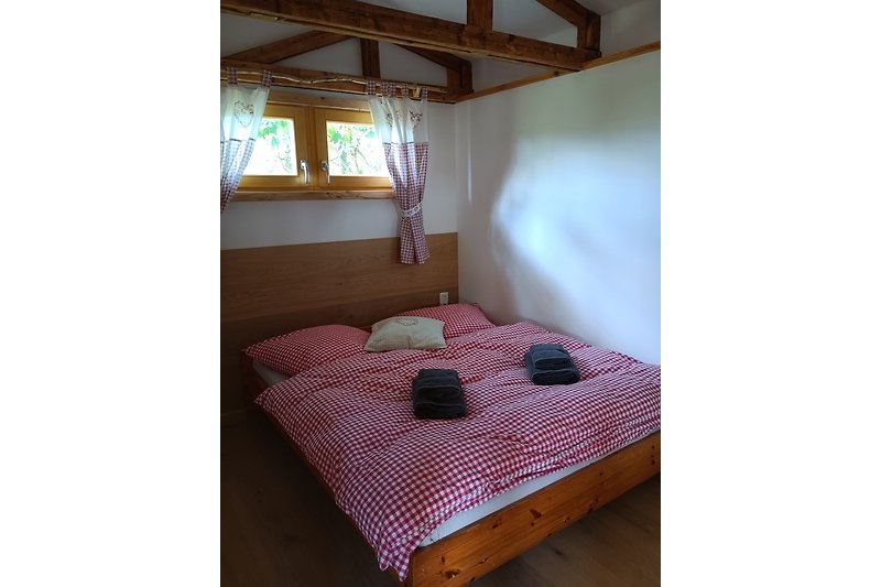 Gemütliches Schlafzimmer mit Holzbett