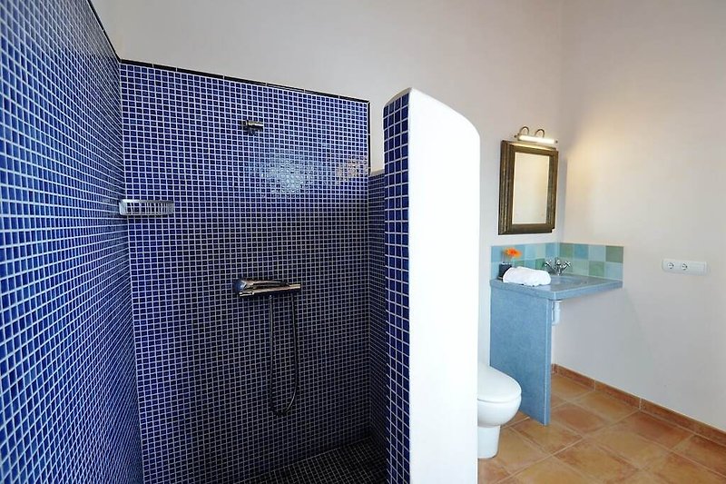 Hermoso baño con accesorios de color púrpura y lavabo de diseño.