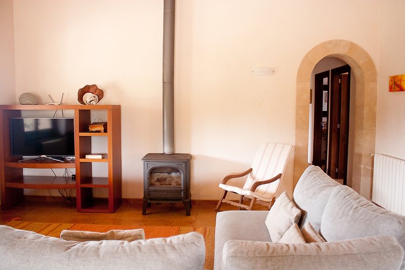 Hermoso diseño interior con muebles de madera y una iluminación cálida.