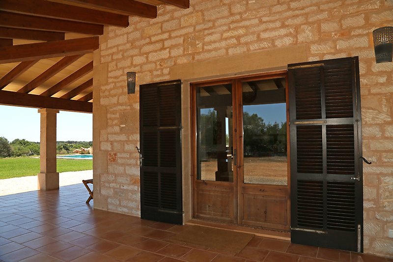 Encantadora puerta de madera con ventana y diseño interior acogedor.
